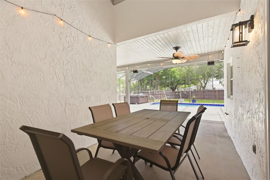 Activo con contrato: $649,999 (4 camas, 2 baños, 2131 Pies cuadrados)