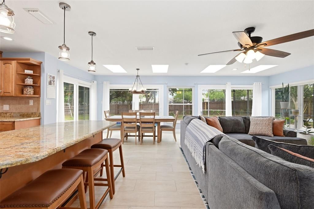 Activo con contrato: $649,999 (4 camas, 2 baños, 2131 Pies cuadrados)
