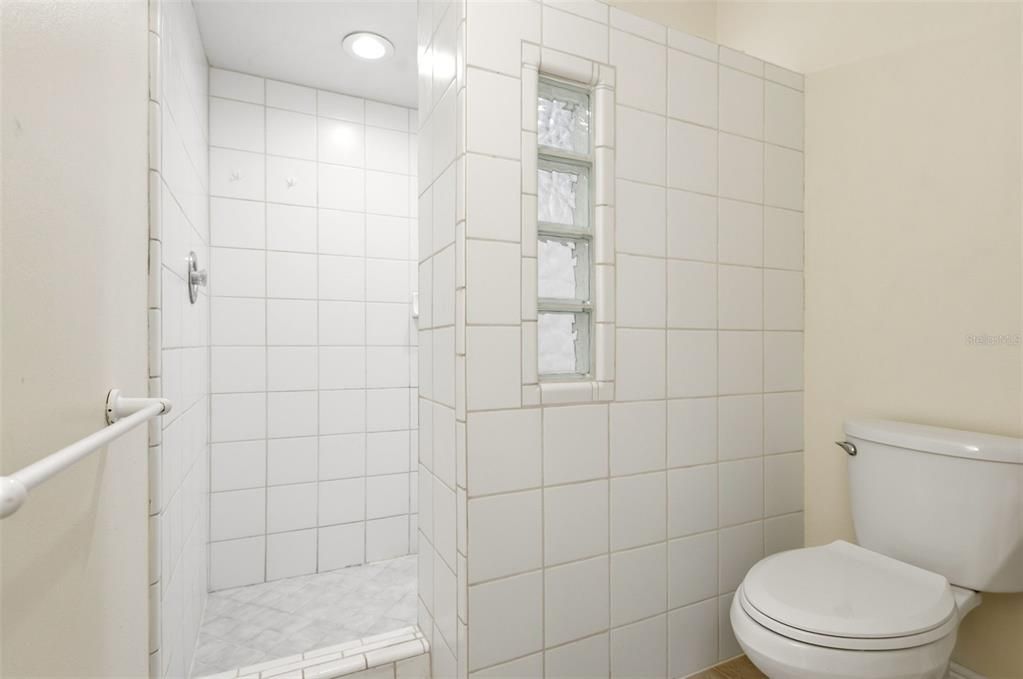 Activo con contrato: $649,999 (4 camas, 2 baños, 2131 Pies cuadrados)