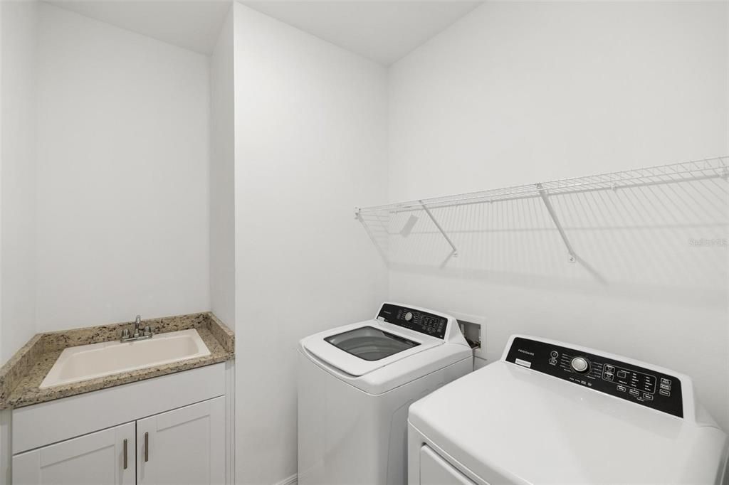 Activo con contrato: $415,000 (3 camas, 3 baños, 2214 Pies cuadrados)