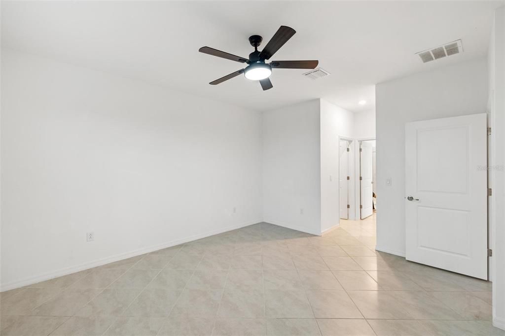Activo con contrato: $415,000 (3 camas, 3 baños, 2214 Pies cuadrados)
