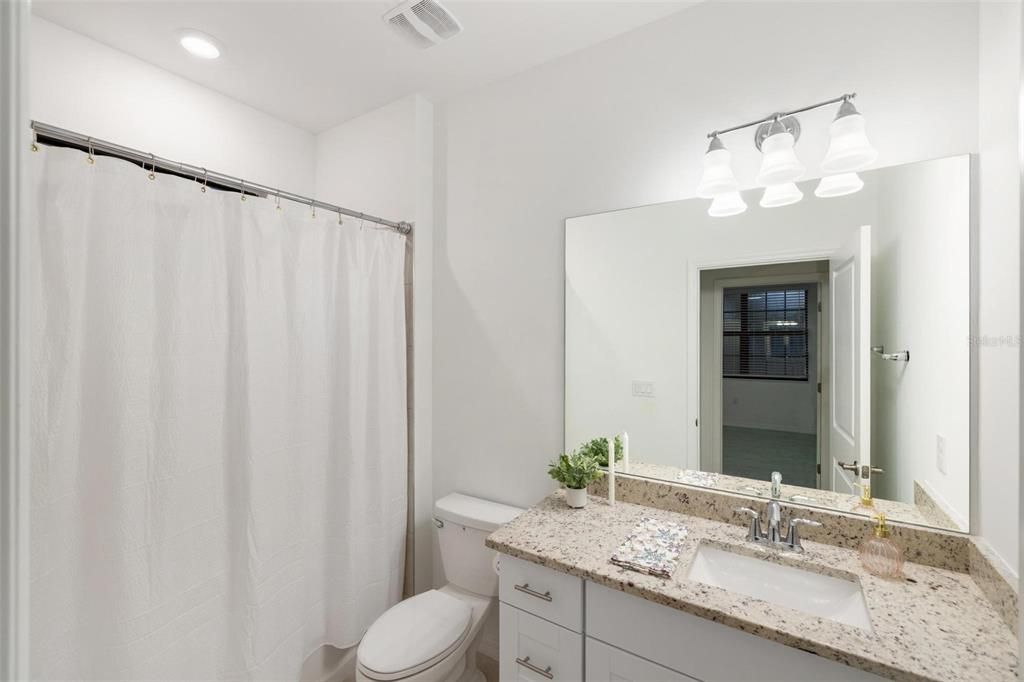 Activo con contrato: $415,000 (3 camas, 3 baños, 2214 Pies cuadrados)