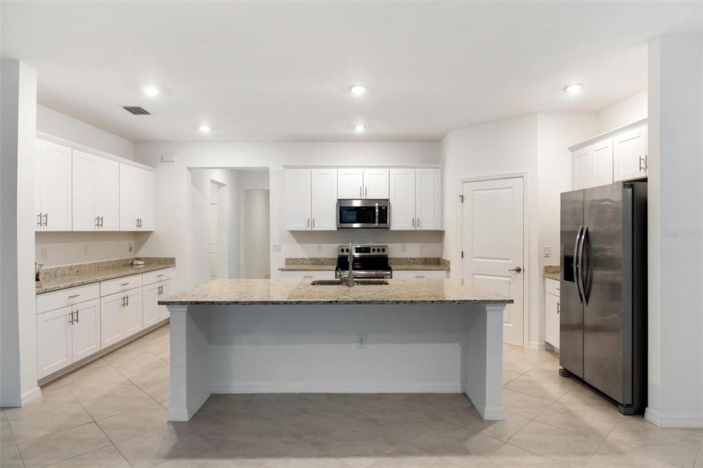 Activo con contrato: $415,000 (3 camas, 3 baños, 2214 Pies cuadrados)