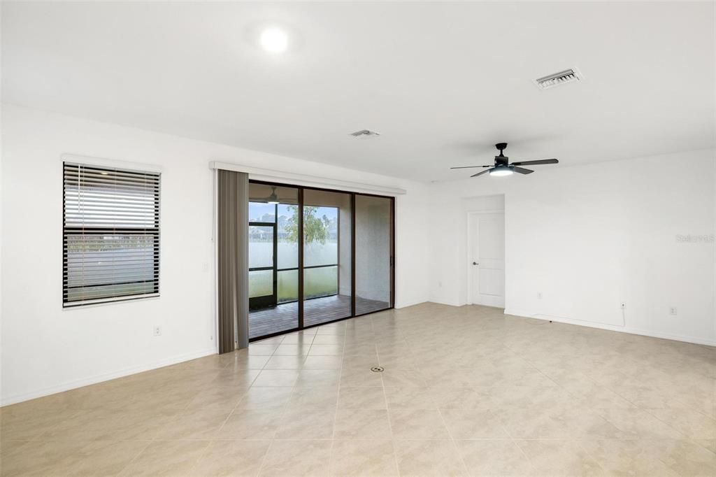 Activo con contrato: $415,000 (3 camas, 3 baños, 2214 Pies cuadrados)