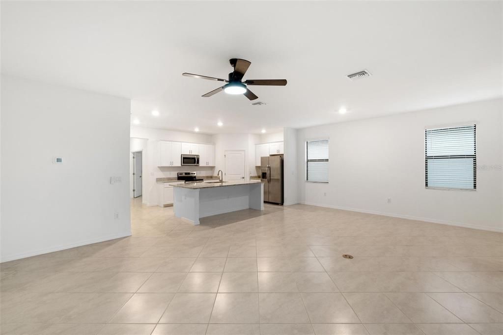 Activo con contrato: $415,000 (3 camas, 3 baños, 2214 Pies cuadrados)