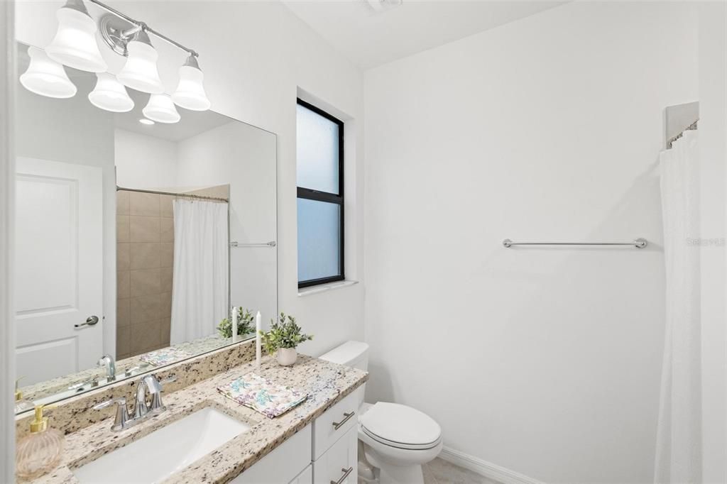 Activo con contrato: $415,000 (3 camas, 3 baños, 2214 Pies cuadrados)