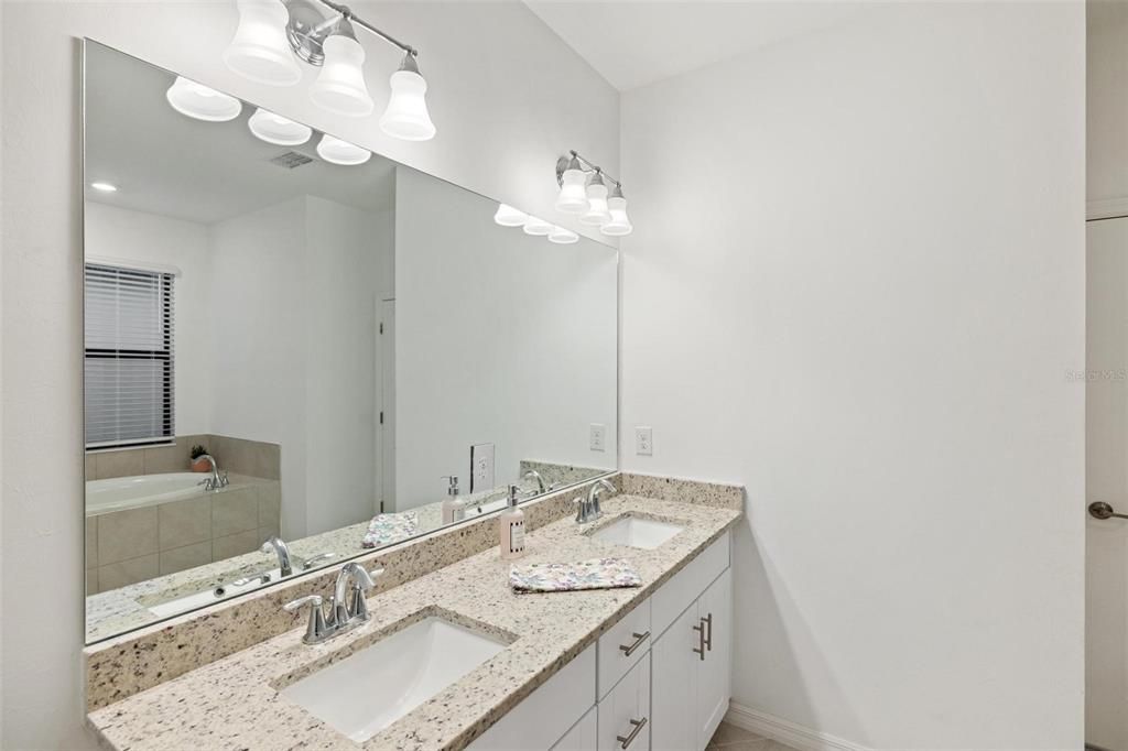 Activo con contrato: $415,000 (3 camas, 3 baños, 2214 Pies cuadrados)
