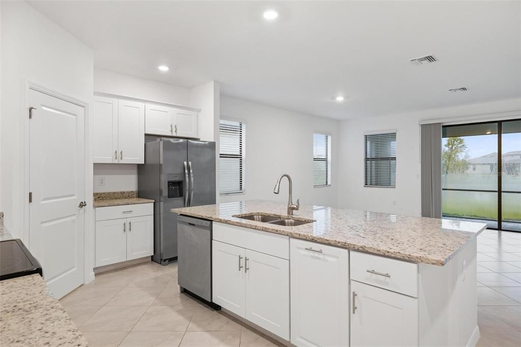 Activo con contrato: $415,000 (3 camas, 3 baños, 2214 Pies cuadrados)