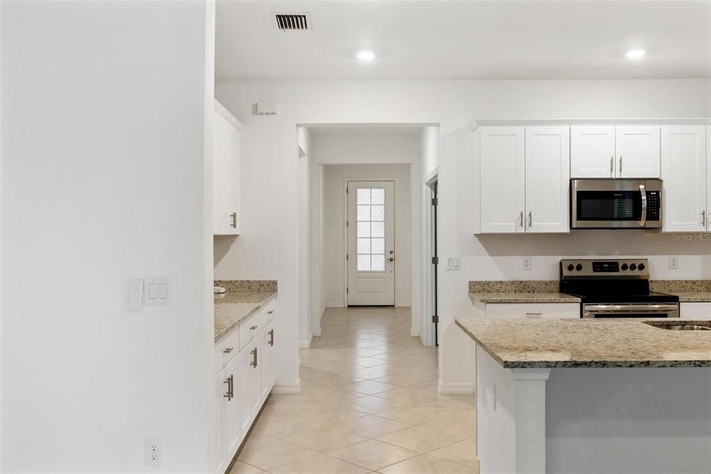 Activo con contrato: $415,000 (3 camas, 3 baños, 2214 Pies cuadrados)