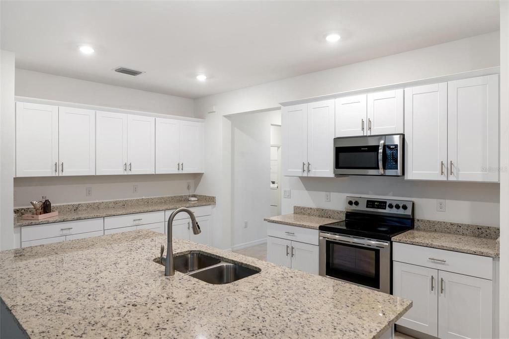 Activo con contrato: $415,000 (3 camas, 3 baños, 2214 Pies cuadrados)