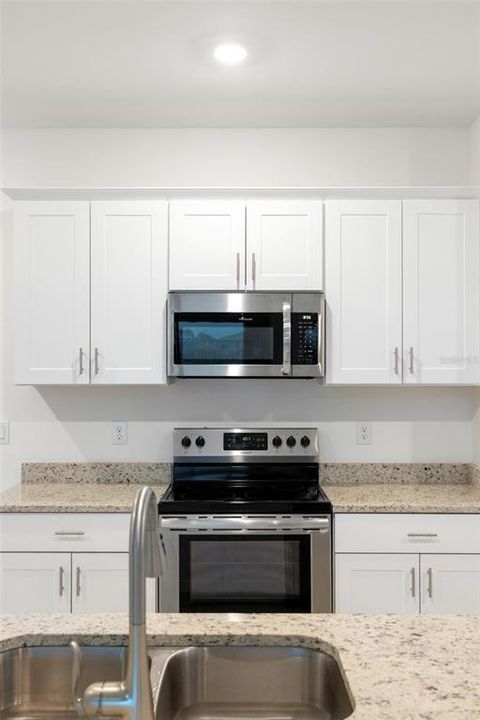Activo con contrato: $415,000 (3 camas, 3 baños, 2214 Pies cuadrados)