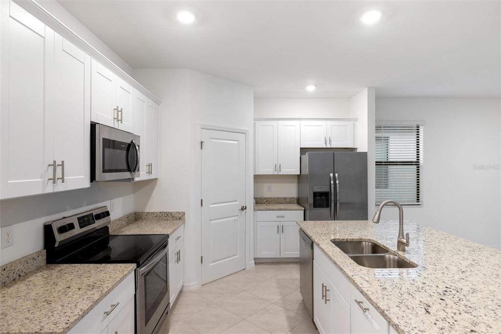 Activo con contrato: $415,000 (3 camas, 3 baños, 2214 Pies cuadrados)