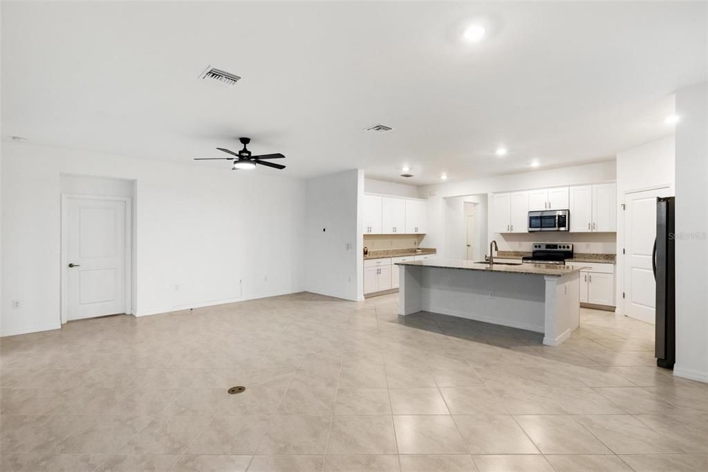 Activo con contrato: $415,000 (3 camas, 3 baños, 2214 Pies cuadrados)