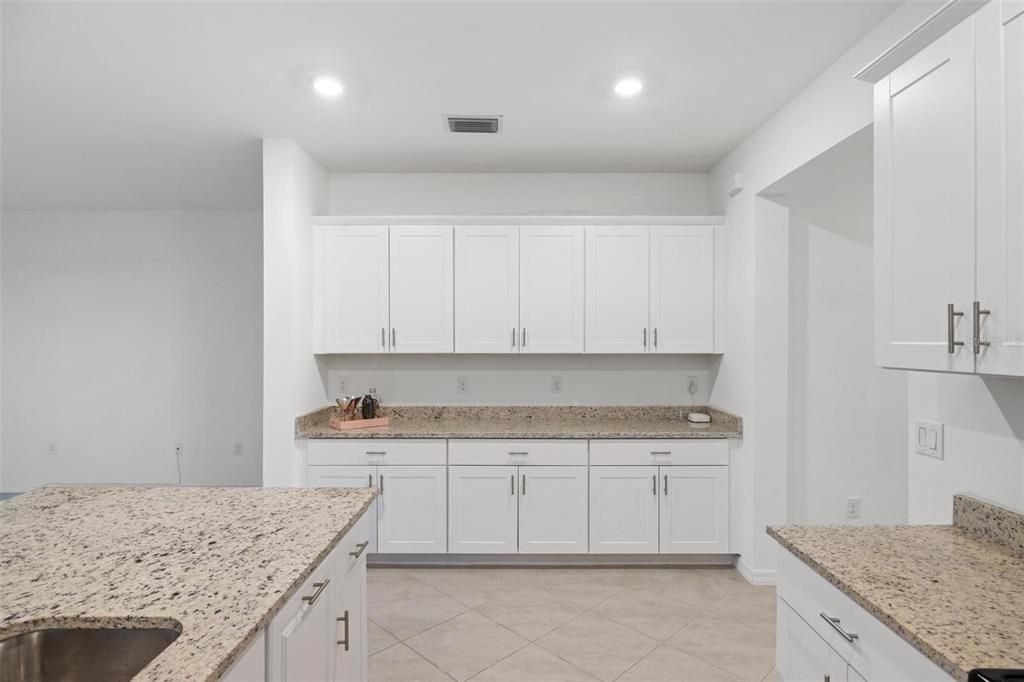 Activo con contrato: $415,000 (3 camas, 3 baños, 2214 Pies cuadrados)