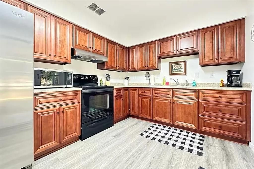 На продажу: $185,000 (2 спален, 2 ванн, 912 Квадратных фут)