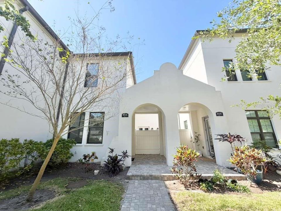 Active With Contract: $4,000 (3 beds, 2 baths, 1993 Square Feet)