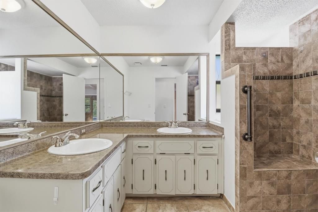 Active With Contract: $359,000 (3 beds, 3 baths, 2517 Square Feet)