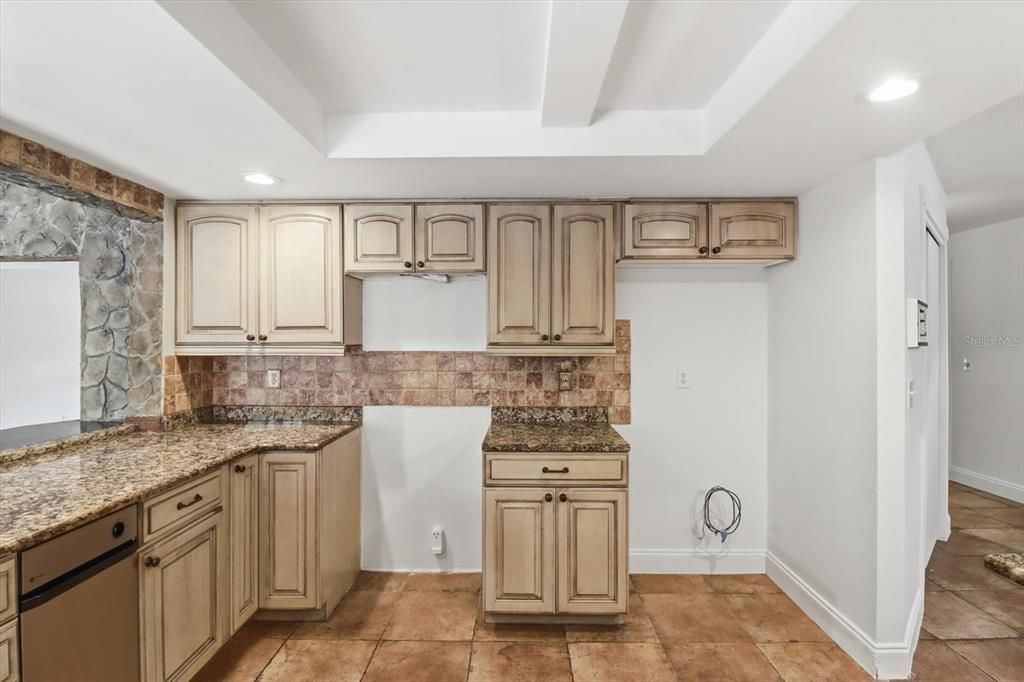 Active With Contract: $359,000 (3 beds, 3 baths, 2517 Square Feet)