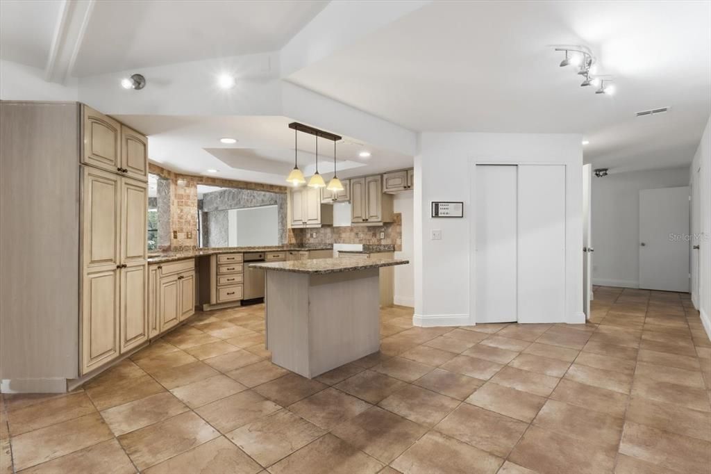 Active With Contract: $359,000 (3 beds, 3 baths, 2517 Square Feet)