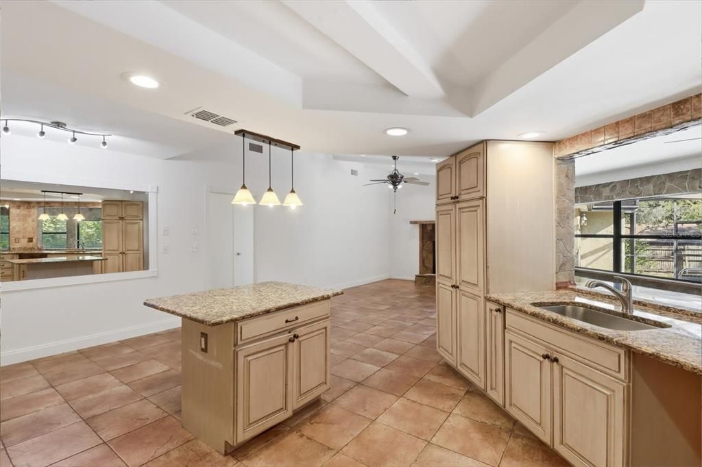 Active With Contract: $359,000 (3 beds, 3 baths, 2517 Square Feet)