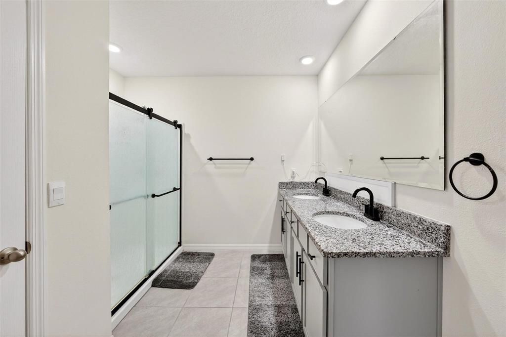 Activo con contrato: $300,000 (3 camas, 2 baños, 1706 Pies cuadrados)
