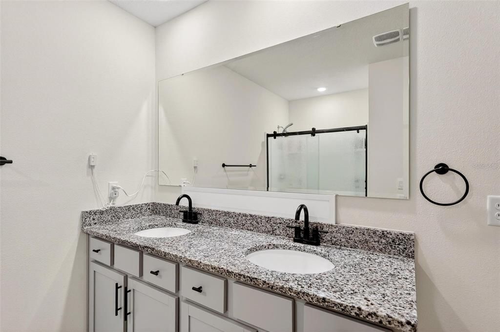 Activo con contrato: $300,000 (3 camas, 2 baños, 1706 Pies cuadrados)