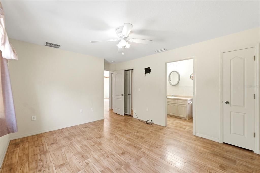 For Sale: $289,900 (3 beds, 2 baths, 1266 Square Feet)