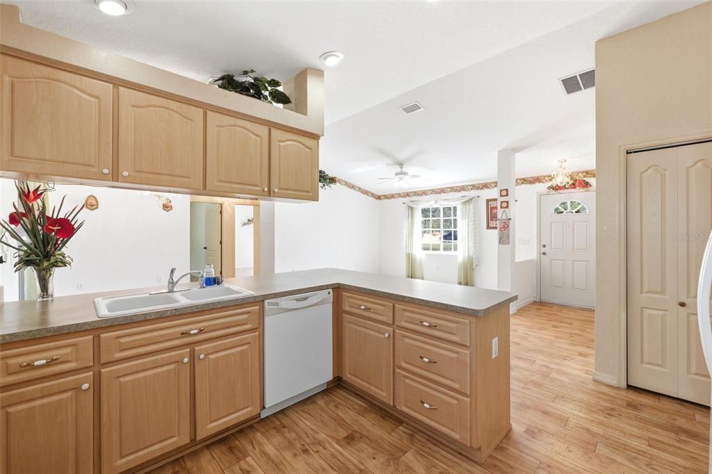 For Sale: $289,900 (3 beds, 2 baths, 1266 Square Feet)