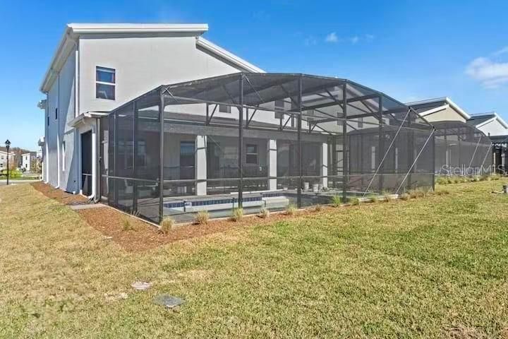 For Sale: $945,000 (8 beds, 5 baths, 4289 Square Feet)