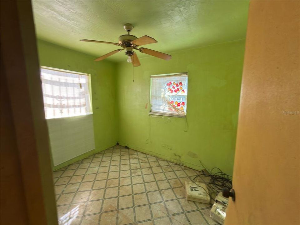 Activo con contrato: $215,000 (3 camas, 2 baños, 1557 Pies cuadrados)
