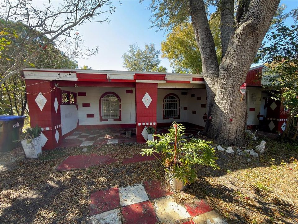 Activo con contrato: $215,000 (3 camas, 2 baños, 1557 Pies cuadrados)