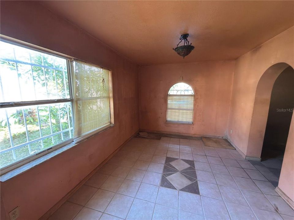Activo con contrato: $215,000 (3 camas, 2 baños, 1557 Pies cuadrados)