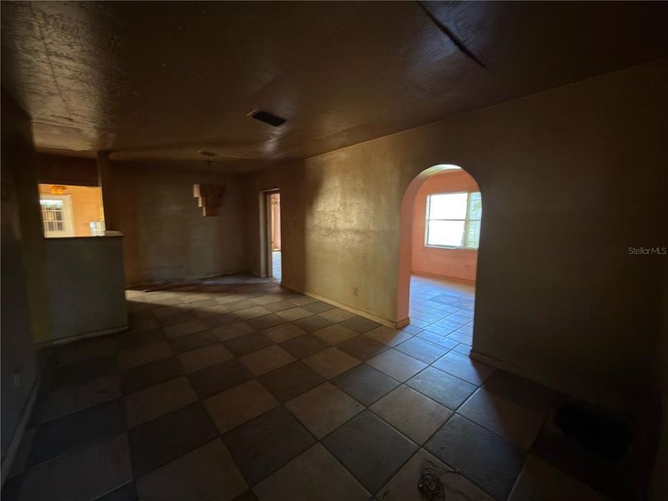 Activo con contrato: $215,000 (3 camas, 2 baños, 1557 Pies cuadrados)