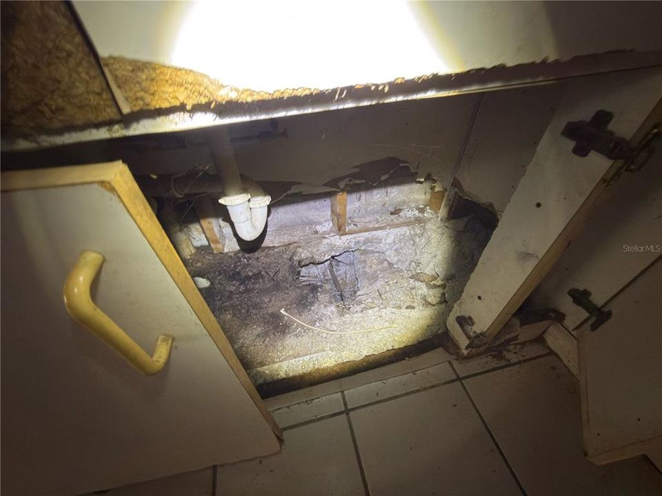 Activo con contrato: $215,000 (3 camas, 2 baños, 1557 Pies cuadrados)