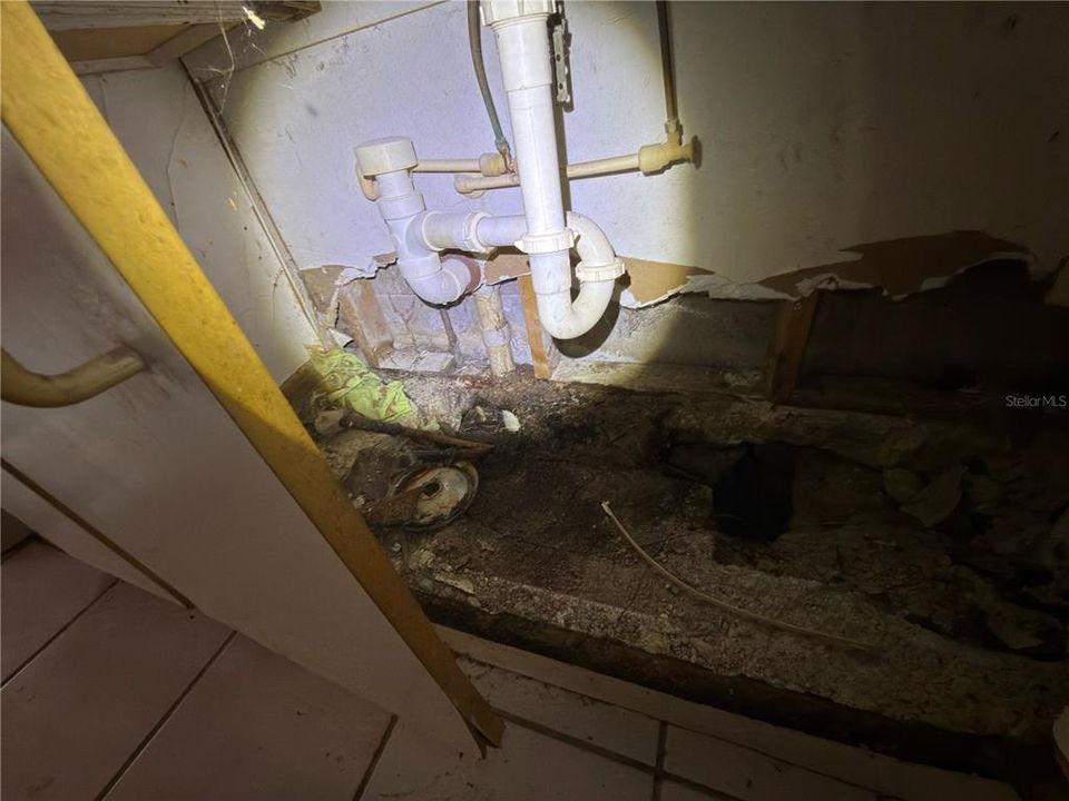 Activo con contrato: $215,000 (3 camas, 2 baños, 1557 Pies cuadrados)
