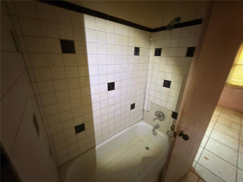 Activo con contrato: $215,000 (3 camas, 2 baños, 1557 Pies cuadrados)