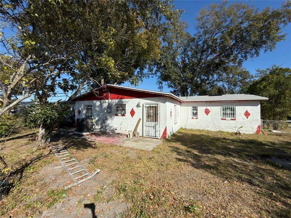 Activo con contrato: $215,000 (3 camas, 2 baños, 1557 Pies cuadrados)