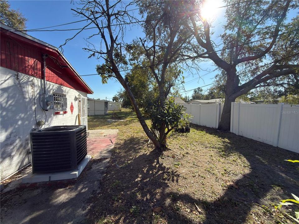 Activo con contrato: $215,000 (3 camas, 2 baños, 1557 Pies cuadrados)