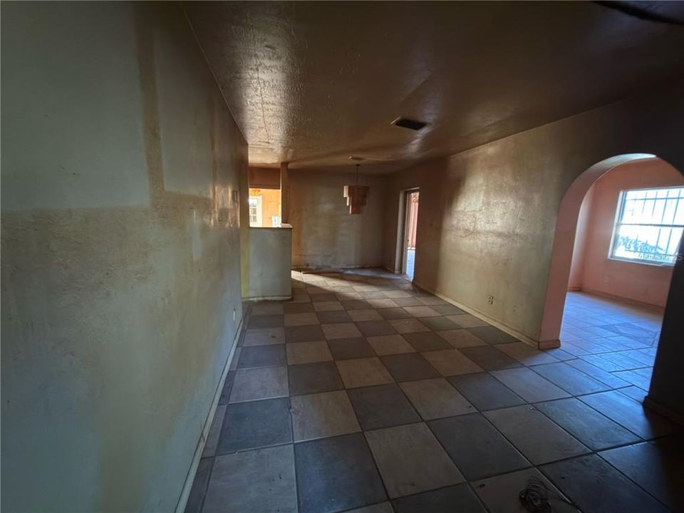 Activo con contrato: $215,000 (3 camas, 2 baños, 1557 Pies cuadrados)