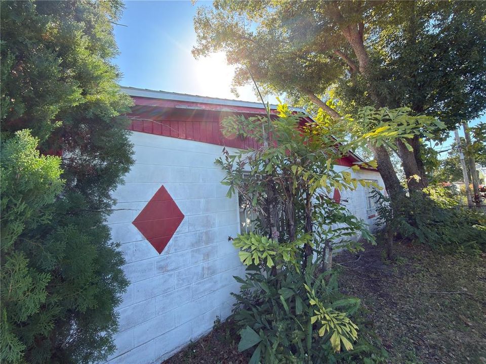 Activo con contrato: $215,000 (3 camas, 2 baños, 1557 Pies cuadrados)