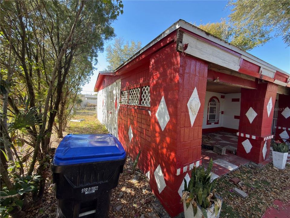 Activo con contrato: $215,000 (3 camas, 2 baños, 1557 Pies cuadrados)