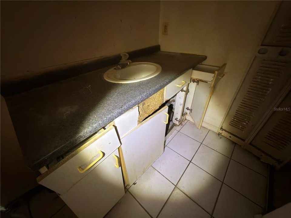 Activo con contrato: $215,000 (3 camas, 2 baños, 1557 Pies cuadrados)