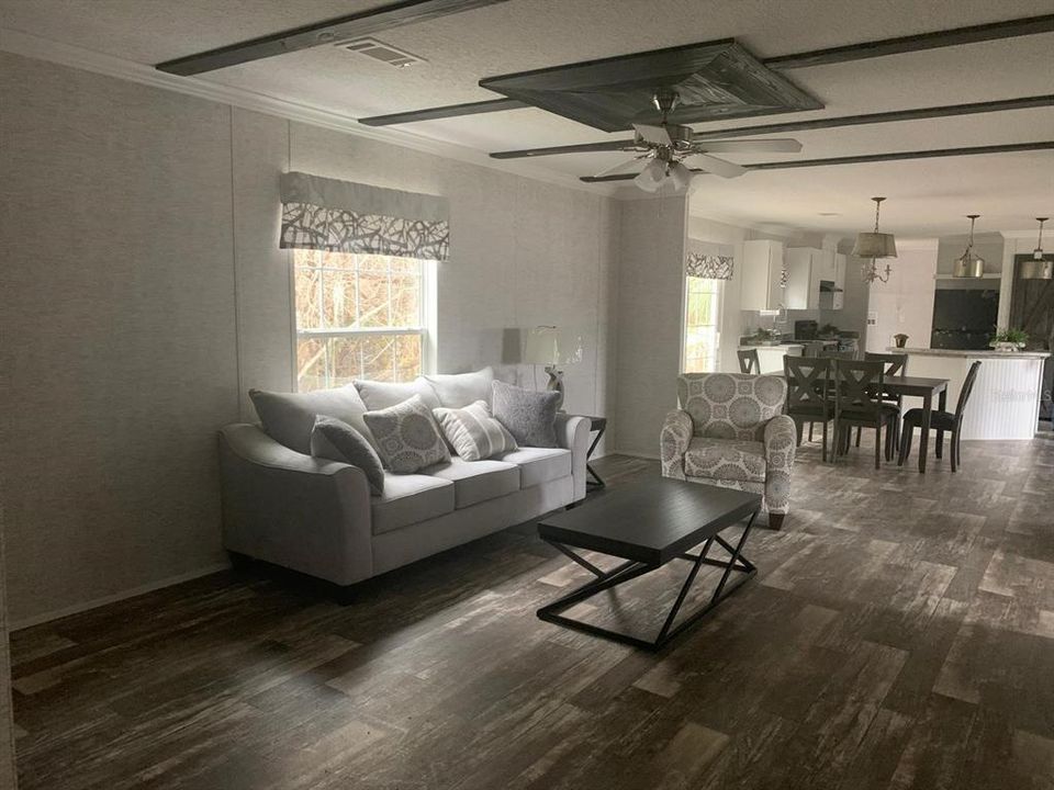 En Venta: $320,000 (5 camas, 3 baños, 1976 Pies cuadrados)