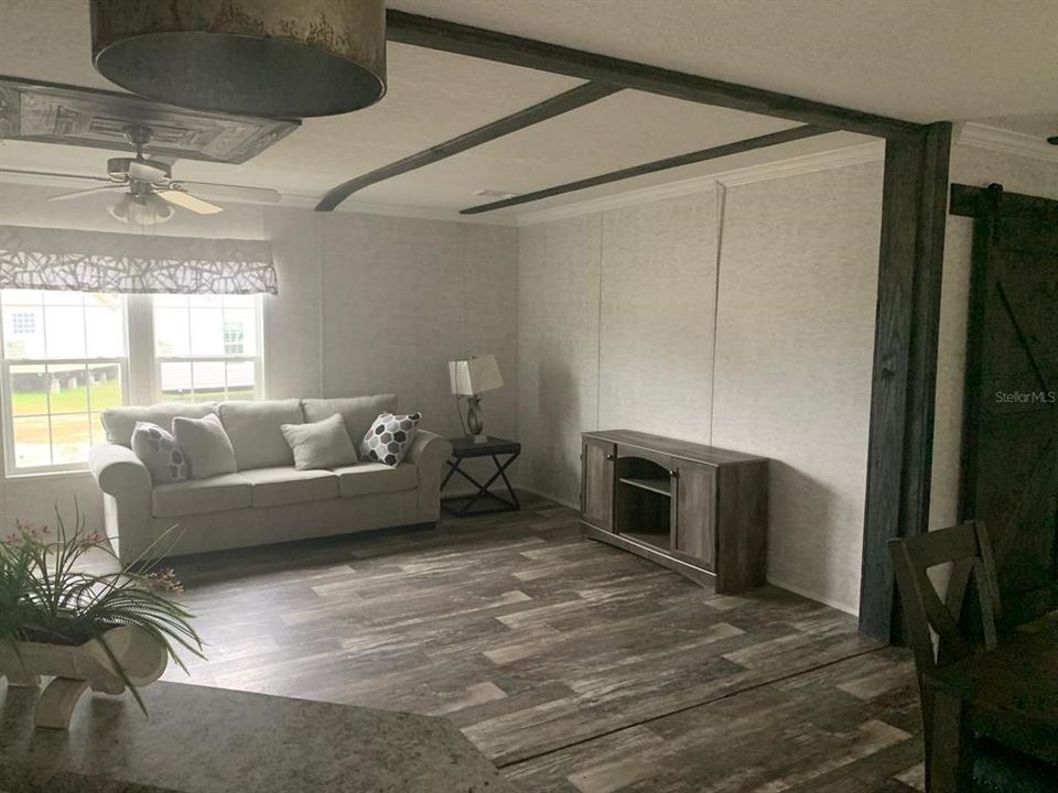 En Venta: $320,000 (5 camas, 3 baños, 1976 Pies cuadrados)