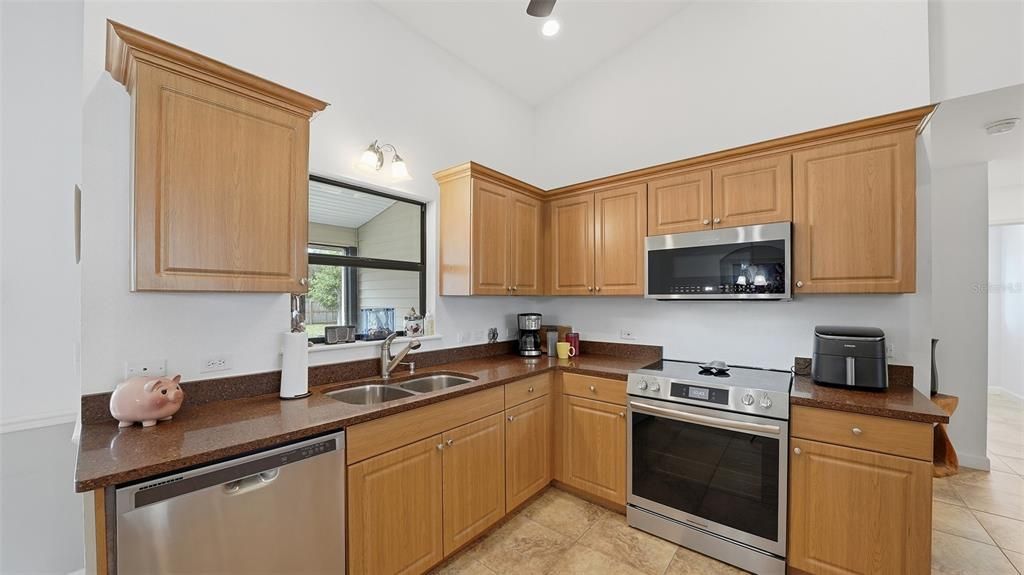 Activo con contrato: $350,000 (3 camas, 2 baños, 1514 Pies cuadrados)