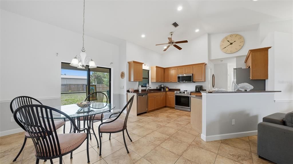 Activo con contrato: $350,000 (3 camas, 2 baños, 1514 Pies cuadrados)