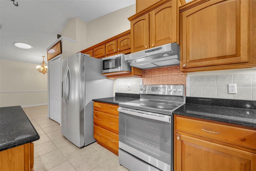 Activo con contrato: $625,000 (3 camas, 2 baños, 2139 Pies cuadrados)