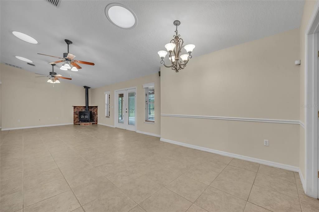Activo con contrato: $625,000 (3 camas, 2 baños, 2139 Pies cuadrados)