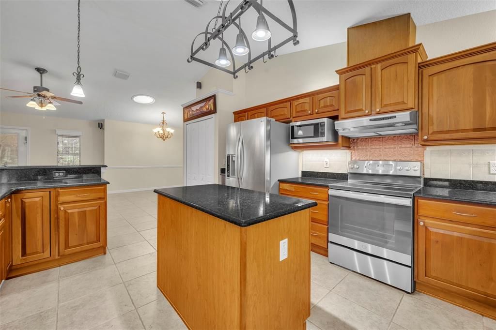Activo con contrato: $625,000 (3 camas, 2 baños, 2139 Pies cuadrados)