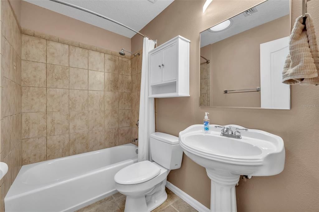 Activo con contrato: $625,000 (3 camas, 2 baños, 2139 Pies cuadrados)